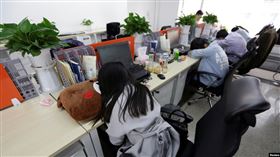 「上四休三」卻減薪，中國企業祭不裁員「降本增效」新招？