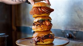 02_漢堡嘉年華紐約BBQ燒烤名店「麥笛昆 Mighty Quinn's」集結店內三大人氣元素經典牛胸肉、手撕豬肉及煙燻香腸製作的獨家漢堡「麥笛昆怪獸塔」圖/漢堡嘉年華提供