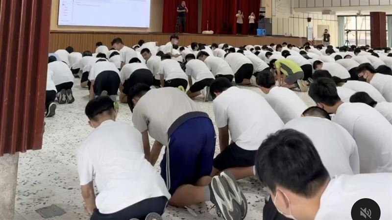 新竹高中新訓「跪地猛壓」網：入教儀式？