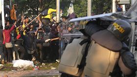 多圖／不滿國會疑為總統小兒子修法！印尼人上街抗議　爆警民衝突（圖／美聯社／達志影像）