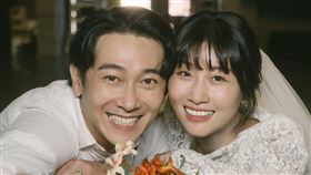 朱芷瑩（右）與施名帥結婚。（圖／翻攝自朱芷瑩臉書）