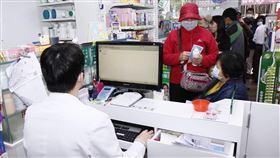 口罩實名制上路，民眾在康杏藥局排隊搶買口罩，系統出現當機。（圖／記者林聖凱攝影）