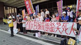 ▲台灣共和黨黨主席周克琦被控買總統連署書，一審宣判前，一群支持者赴北院外聲援周克琦。（圖／翻攝畫面）