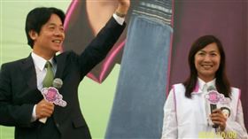 2010年前高雄市長陳菊競選總部成立大會上，林宜瑾主持介紹時任台南市長候選人賴清德上台演講。
image source: 翻攝FB／林宜瑾