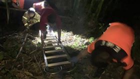 高雄的袁姓兄妹於22日晚間，前往台南白河區關子嶺參加寺廟法會，沒想到卻因夜黑路險，誤駛進山溝，差點釀成一場悲劇，幸運的是，兄妹倆及時自救並報警，最終在消防隊的協助下脫困，平安無事。