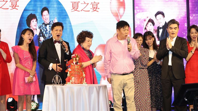 阿姑周遊金孫考上台大！爽喊：學費我全包