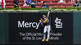 ▲釀酒人中外野手米契爾（Garrett Mitchell）美技沒收努特巴爾（Lars Nootbaar）的陽春砲。（圖／路透社／達志影像）