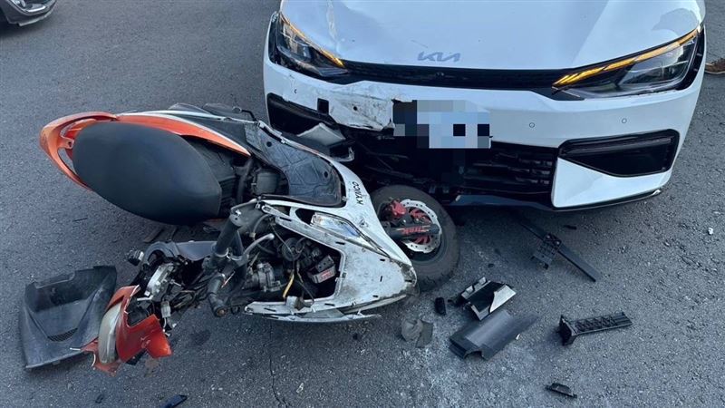 汽車猛撞機車　騎士噴飛空翻360度重摔