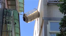 水塔被颱風吹落將近一個月，仍無人認領。（圖／翻攝畫面）