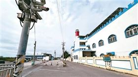 台中市海線高美濕地吸引遊客絡繹不絕，電線桿卻常遭批煞風景。（圖／台中市政府建設局 提供）