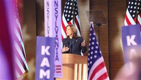 賀錦麗向民主黨黨代表演說美國副總統賀錦麗在民主黨全代會發表演說，接受民主黨提名，誓言為人民奮鬥。中央社記者石秀娟芝加哥攝 113年8月23日