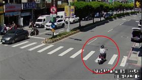 男子騎車發現路邊貨車沒上鎖竟直接摸走車內皮包。（圖／警方提供）