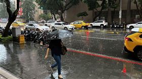 北市下午已下起大雷雨。（圖／記者簡浩正攝影）