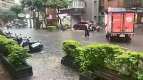 強降雨,新北,雷雨,竹林路,國光路,積水