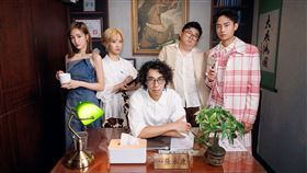 左起為《正港分局》導演程偉豪、出品人黃惠玲、泱泱（吳泱潾）、黃宣、阿部瑪利亞、監製金百倫，眾人組「成魔小隊」辦案。（圖／Netflix）