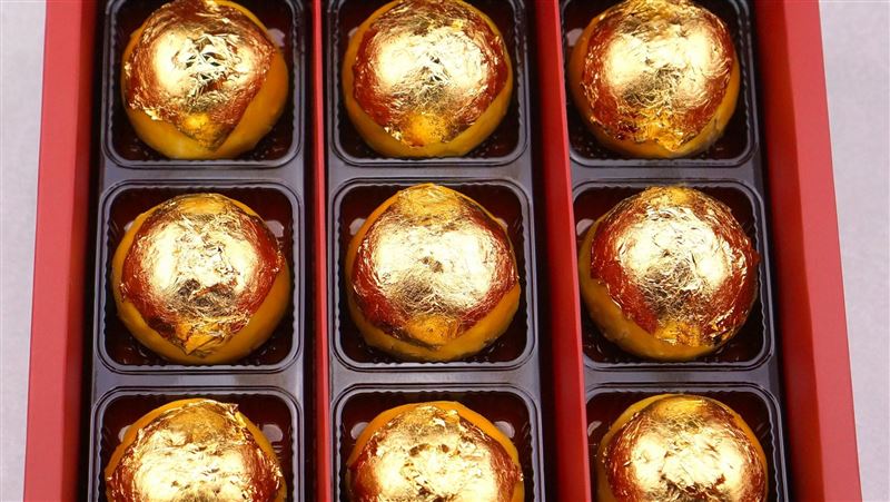 1顆486元!板橋名店蛋黃酥「整顆貼金箔」