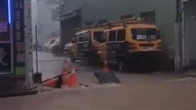 山上的積水大量流入華城路上。（圖／翻攝自臉書我們是新店人！！好山好水，就是愛新店）