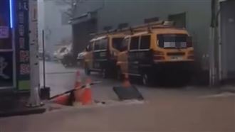 午後大雷雨猛炸新北　路面成河流超驚險
