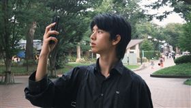 徐碩廷於東京公園散步。（圖／宏壹創意企畫提供）