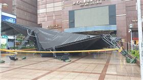 新光三越廣場活動舞台塌陷。（圖／翻攝畫面）