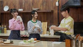 GENBLUE幻藍小熊采甄(左)與許媛媛(中)在實境秀與金在煥(右)搭檔下廚。（圖／天空娛樂提供）