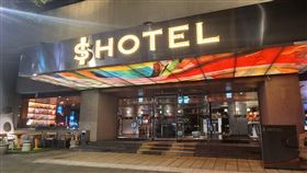 汪小菲來台見S媽，《三立新聞網》2日晚間直擊S Hotel。（圖／記者游定剛拍攝）