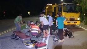 ▲澎湖西嶼鄉大池村發生垃圾車與雙載機車擦撞事故，釀1死1傷。（圖／翻攝畫面）
