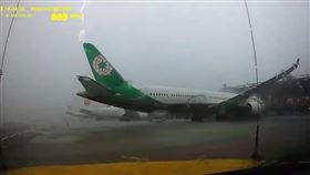 長榮班機空橋、機身疑似遭雷擊中。（圖／翻攝自記者爆料網Threads）