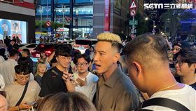 王陽明23日晚間現身信義區街頭。（圖／記者趙浩雲攝影）