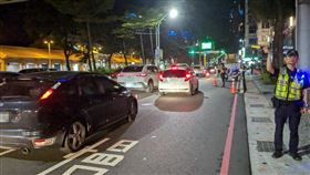 陳姓男子23日駕駛大型吊車要前往新北市淡水區時排檔故障，拋錨在淡水中正東路二段上並占用外側車道，導致現場剩2車道可通行，交通一度大塞車，晚間約9時才終於將吊車拖入避車彎內。（翻攝照片）中央社記者高華謙傳真 113年8月23日