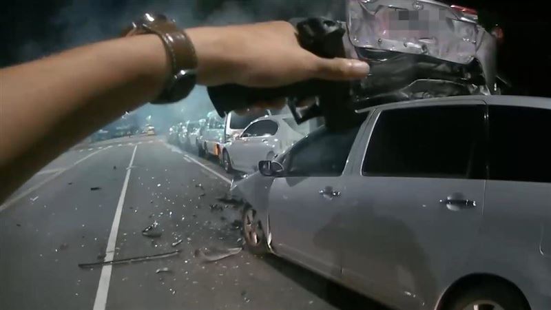 他酒駕心虛自撞　警收槍下秒破窗救人