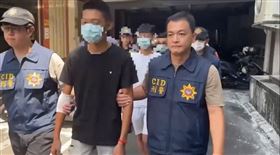 蘇澳麵店砍人案，王姓少年沒吃到雞塊與老闆發生口角，糾眾砍人砸店。（圖／翻攝畫面）