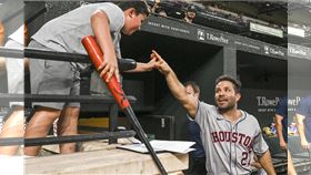 ▲「阿土伯」奧圖維（Jose Altuve）開轟後送金鶯球迷自己的球棒。（圖／路透社／達志影像）