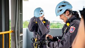 乱彈阿翔（右）體驗救援練習癱軟。(圖/八大提供)
