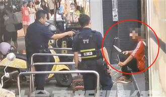 一中商圈驚見「赤腳雙刀男」！路人嚇傻