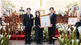 賴清德出席「曾貴海醫師告別追思禮拜」，並頒發「總統府國策顧問聘書」暨頒贈「褒揚令」（圖／總統府提供）