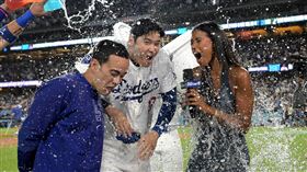 ▲大谷翔平敲出再見滿貫砲後受訪，被道奇隊友潑水伺候。（圖／路透社／達志影像）