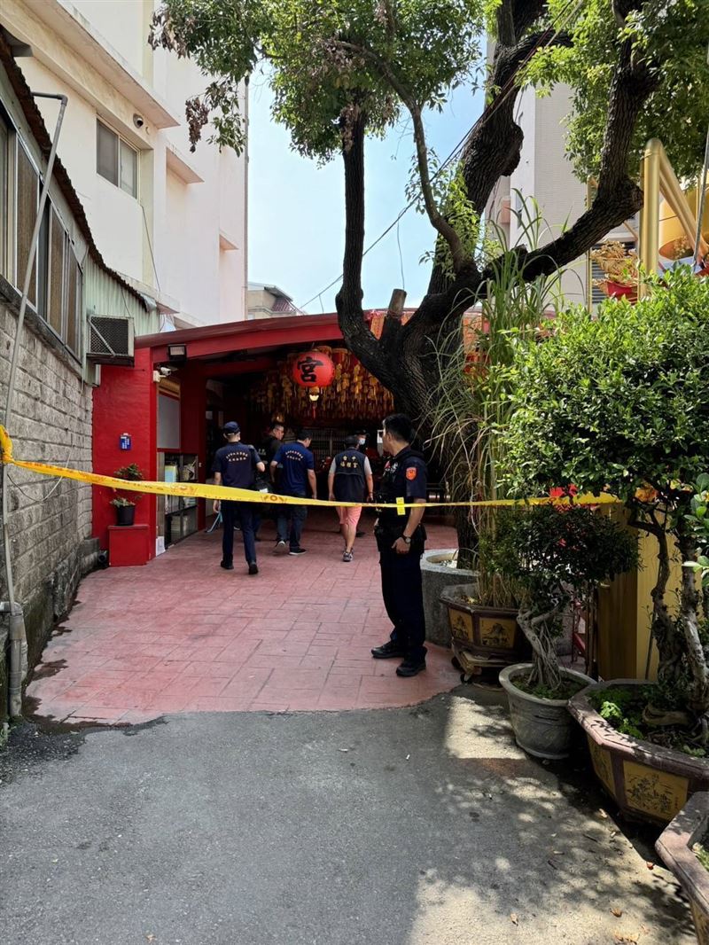 27歲張男假扮宮廟志工，持雙槍對郭姓主委連開8槍。（圖／翻攝畫面）