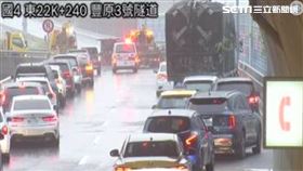 新／天雨路滑！國4小貨車翻覆全線封閉（圖／翻攝畫面）