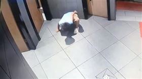 男童偷窺女生上廁所，媽媽為護兒嗆：「看看怎麼了」。（圖／翻攝自「新浪熱點」微博）