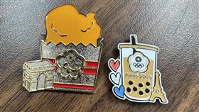 巴黎帕運台灣代表團特色雞排徽章吸睛中華奧會在2024巴黎奧運推出珍奶徽章（右）相當搶手，巴黎帕運如今也即將展開，體育署趁勢推出用台灣經典小吃「雞排」結合凱旋門的徽章（左），盼再掀熱潮。中央社記者黎建忠攝  113年8月24日