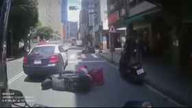 不過疑似因外送員未注意車前狀況，最終仍不幸發生追撞。（圖／警方提供）