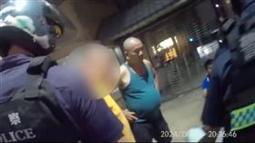 所長裝扮成親民阿伯來降低嫌犯戒心。(圖／警方提供）