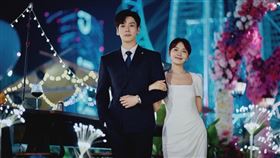 魏哲鳴直播看吻戲羞喊：「公開處刑即視感」。（圖／MyVideo提供）