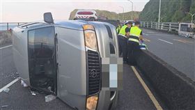 一行人出遊，卻在回程時不慎發生翻車意外。（圖／警方提供）