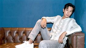 男星鍾承翰在台語律政劇《無罪推定》飾演剛正不阿的人權律師。（圖／華視提供）