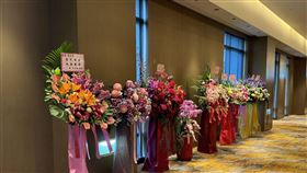 連戰鑽石婚，侯友宜、朱立倫、盧秀燕、郭台銘送花藍。(圖/連辦提供)