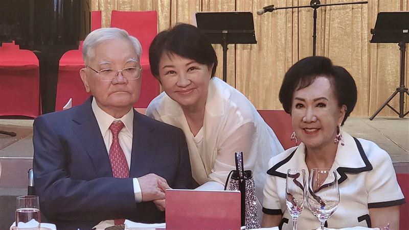 連方瑀獻愛連戰喊：盼下輩子仍成為你牽手