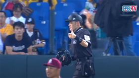 ▲在原本的主審張展榮退場後由楊崇煇接替執法。（圖／翻攝自YouTube CPBLTV頻道）