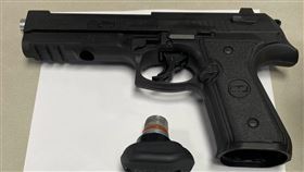 男為幫妻出氣持槍射傷妻子前夫 警方逮人送辦花蓮市28歲高姓男子為幫妻子出氣，4日晚間竟持鎮暴槍射傷妻子前夫逃逸，警方獲報調閱監視器畫面，不到2小時就逮捕涉案高姓夫妻，查扣鎮暴槍1把、瓦斯鋼瓶48瓶及鎮暴彈丸281顆等，依法函送花蓮地檢署偵辦。（警方提供）中央社記者張祈傳真  113年6月5日